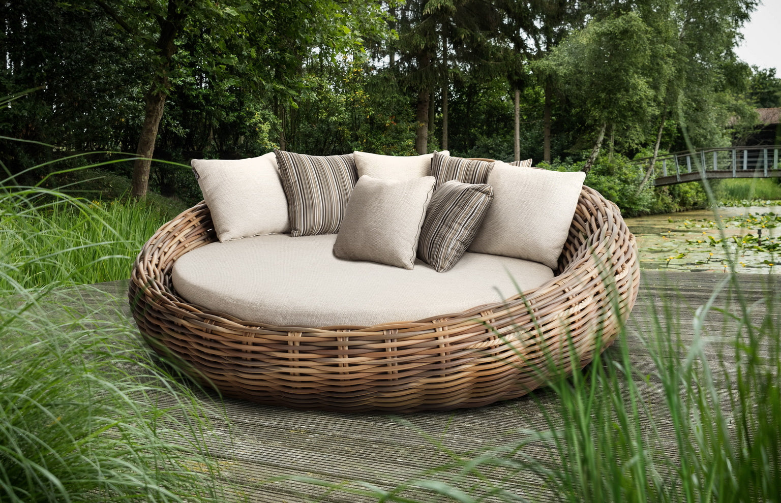 Outdoor store cocoon daybed